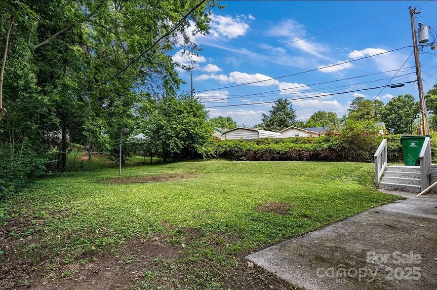 Building Photo - Room in House on Bilmark Ave