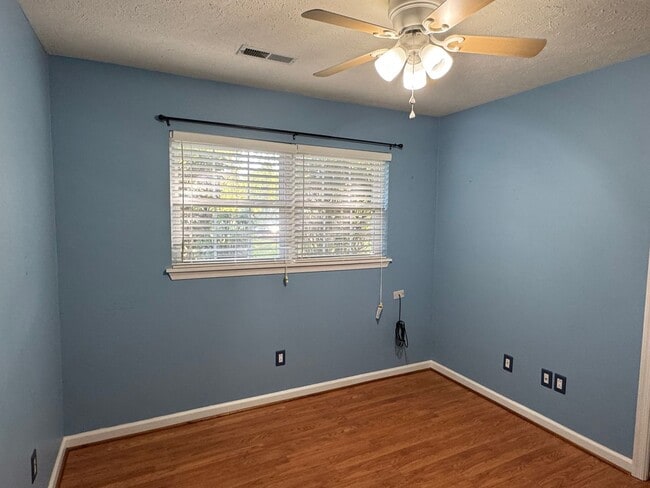 Building Photo - Charming 5 Bedroom Home off Lakeside Drive