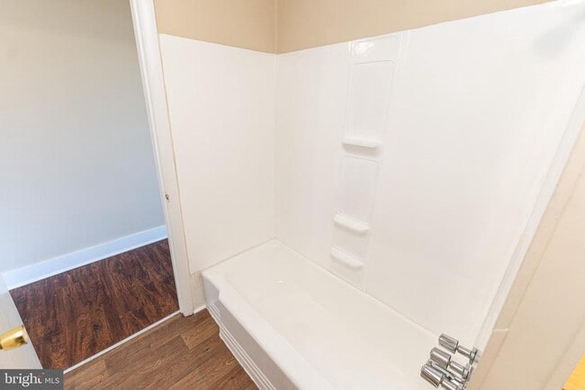 Building Photo - 915 N Division St