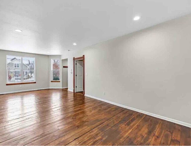 Building Photo - 625 N Maple Ave
