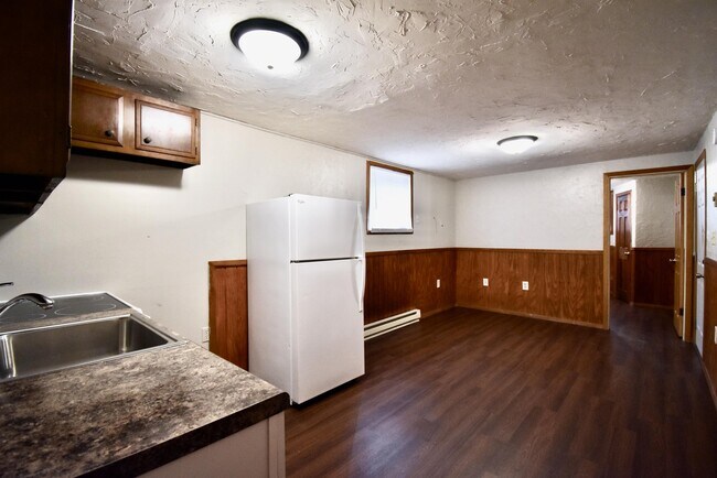 Building Photo - 63 6th Ave N