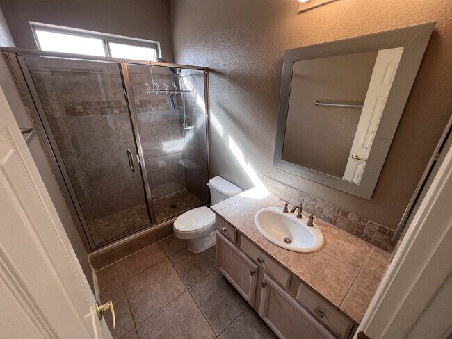 Building Photo - 3BDRM 2BA Residential home with pool for rent in Goodyear!