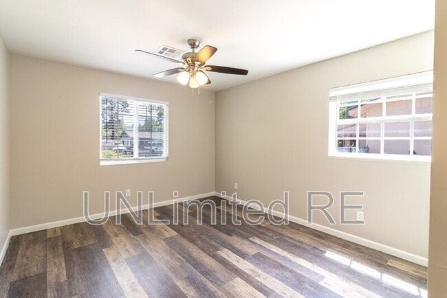 Building Photo - 216 E Zuni Dr