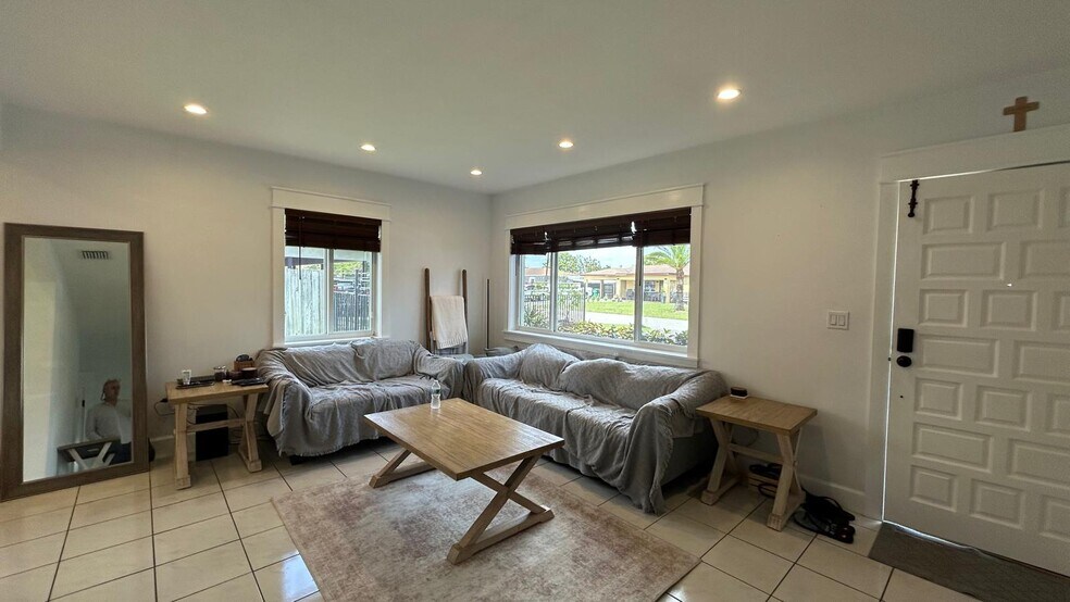 Building Photo - 6790 SW 18th St