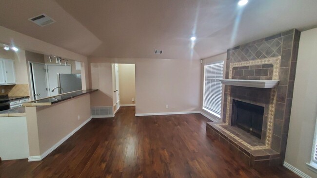 Building Photo - Move in ready Duplex!  Garland ISD