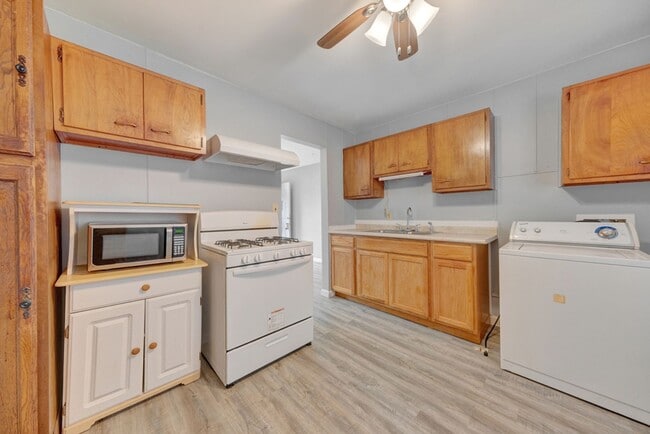 Building Photo - 3 bedroom, 1 bathroom house FOR RENT NOW!