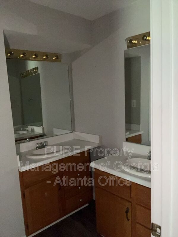 Building Photo - 27 N Hampton Dr