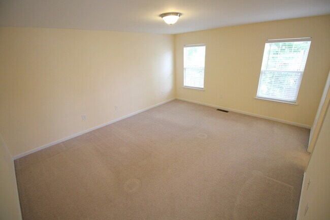 Building Photo - 3 Bedroom/2.5 Bath Home with Fenced-in Back Yard! Pet Friendly