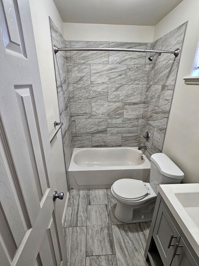 Building Photo - *360 TOUR AVAILABLE* Newly Remodeled House...