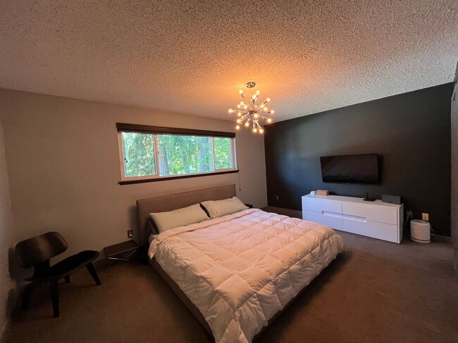 Building Photo - Midcentury modern 4-bedroom, 3-bathroom ho...
