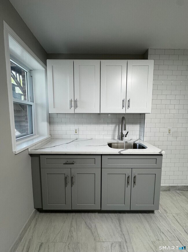 Building Photo - 45-51-51 Cowles St