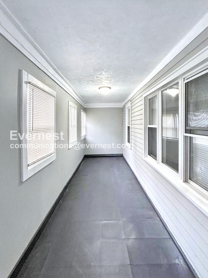 Building Photo - 1079 E 68th St