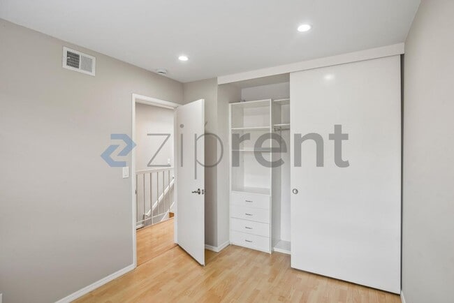 Building Photo - Unit
