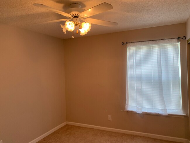 Building Photo - 2136 Clearwater Dr