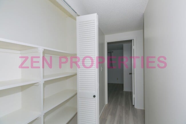 Building Photo - 3 bdrm/ 2.5 bath townhome for rent at Neho...