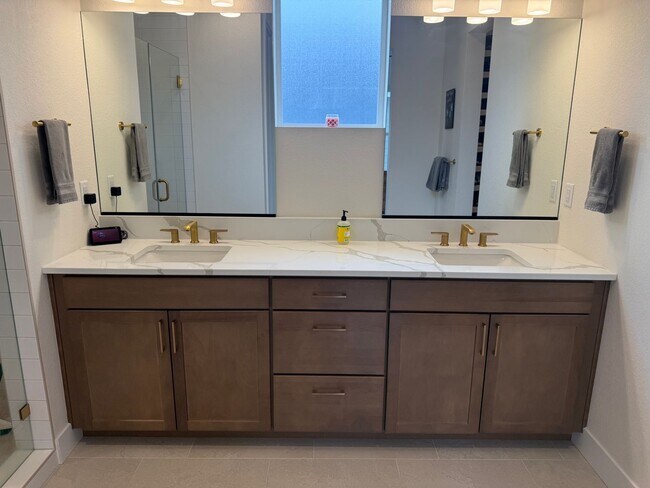 Building Photo - Stunning LIKE NEW 4 Bedroom in Wolf Ranch