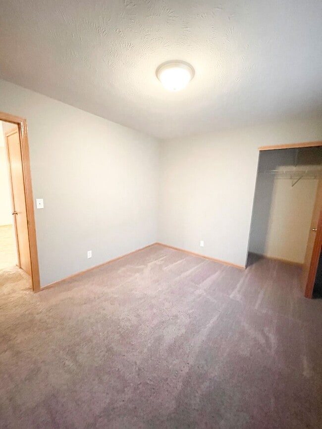 Building Photo - 3 Bedroom & 3 Bathroom Townhouse for Rent!