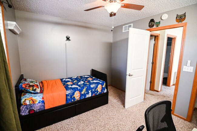 Building Photo - 3266 Oak View Dr