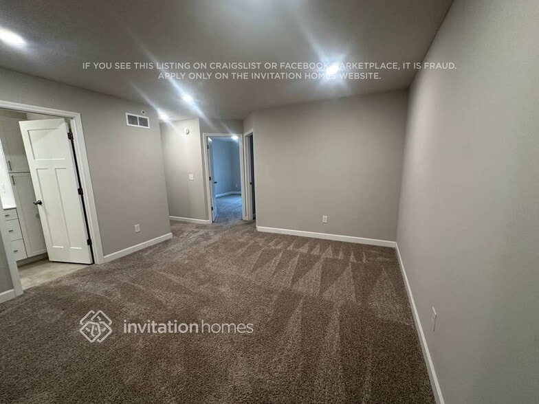 Building Photo - 10904 Everest Pl N