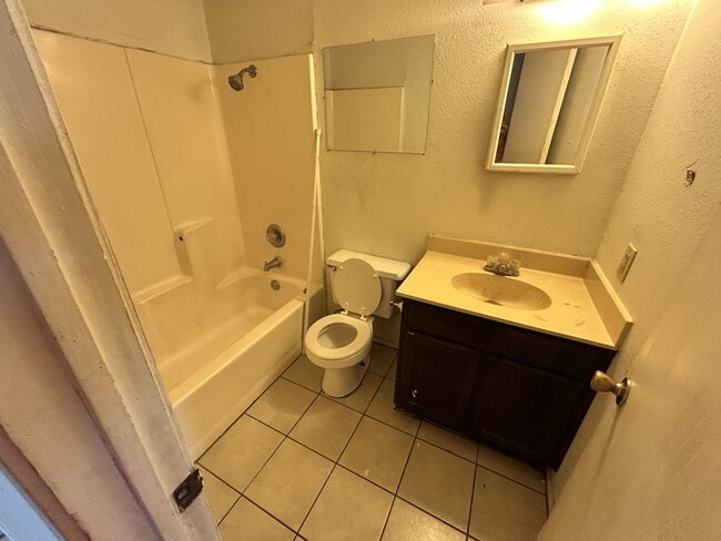 Building Photo - 2218 Hilltop Loop