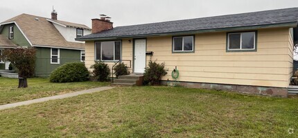 Building Photo - Spacious 5 Bedroom Home