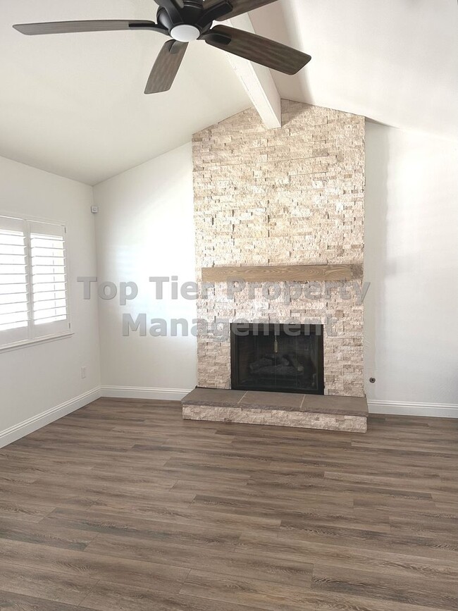Building Photo - Beautiful 3 bed / 2 bath / 1,648 sqft hous...