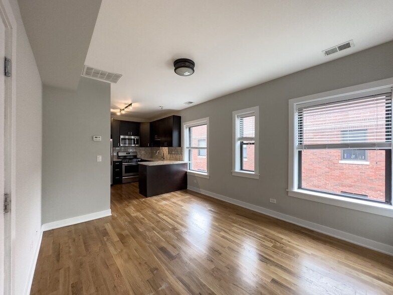 Building Photo - 2206 W Eastwood Ave