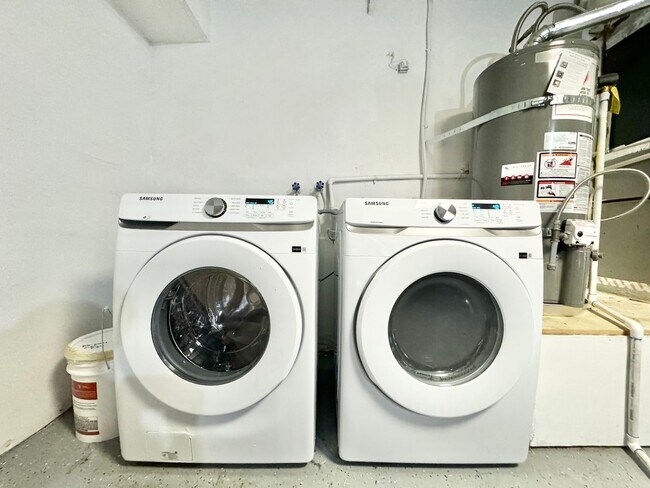 Building Photo - Beautifully Updated 4B/2.5BA House with Solar and A/C!