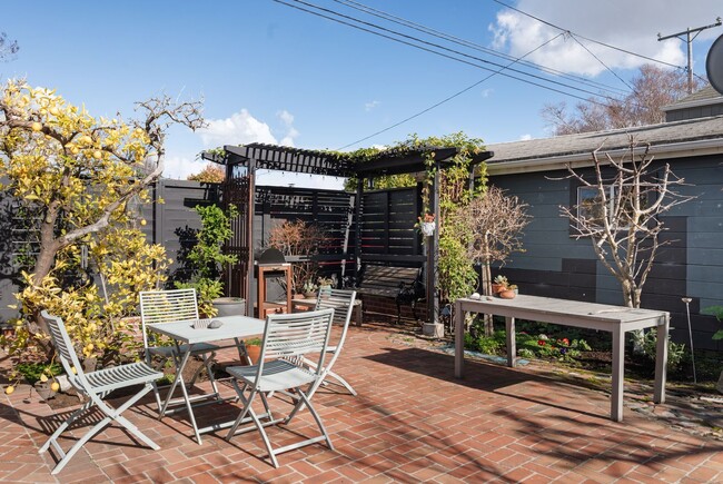 Building Photo - Elegant, Light-Filled Furnished Alameda Home with Indoor-Outdoor Living