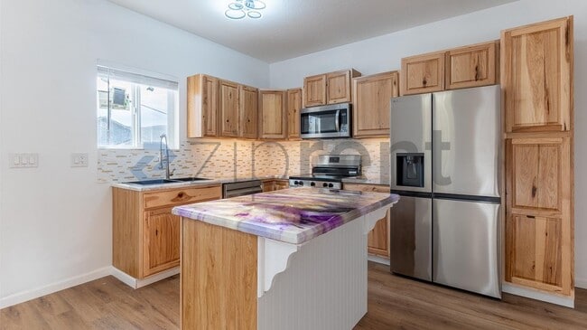 Building Photo - 307 E Thorn St