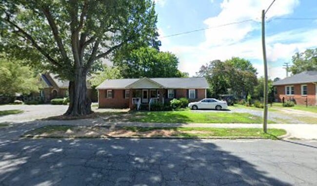 Building Photo - Cozy & Charming 2 Bedroom Duplex Near Winthrop!