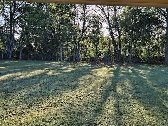 Building Photo - 2025 Stonebrook Dr