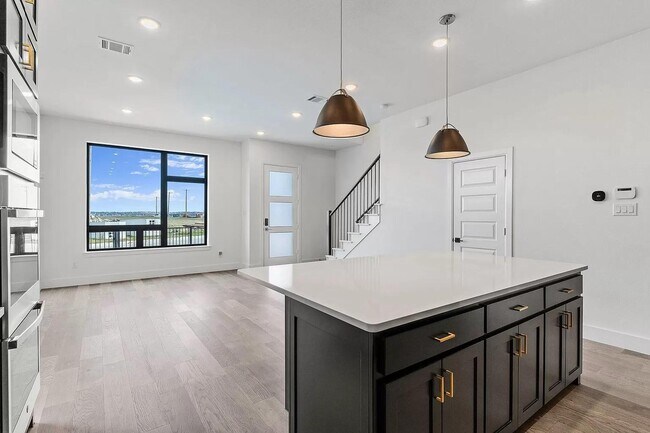 Building Photo - 702 Resort Dr