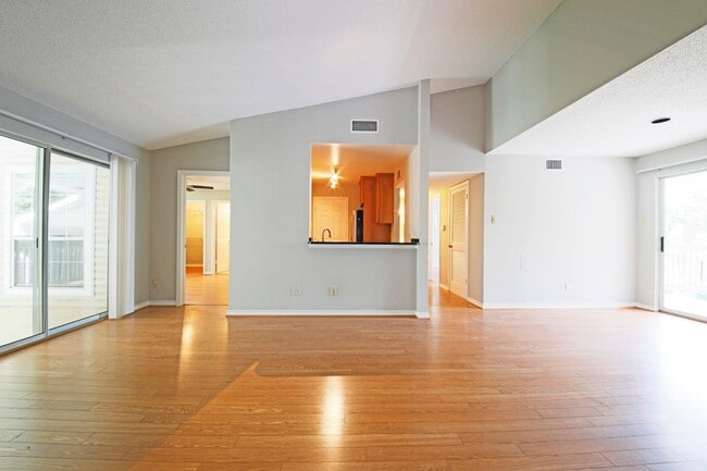 Building Photo - Updated top floor 2br with vaulted ceilings, two balconies and treed views!