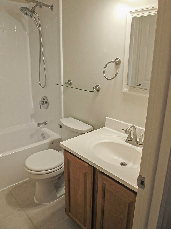 Building Photo - Lovely 2 Bedroom 2 Bathroom Townhome With ...