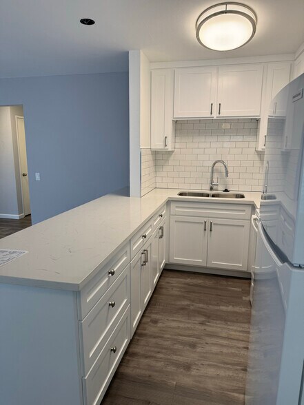 Primary Photo - 966 W 11th St