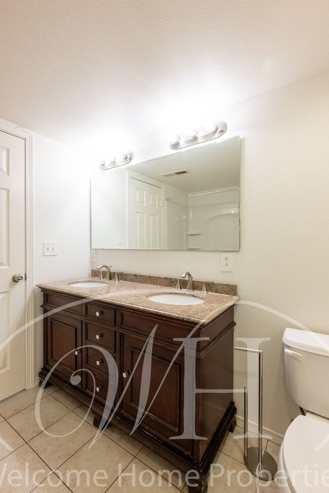 Building Photo - Spacious 5 Bedroom Home with Fenced Yard & Covered Parking