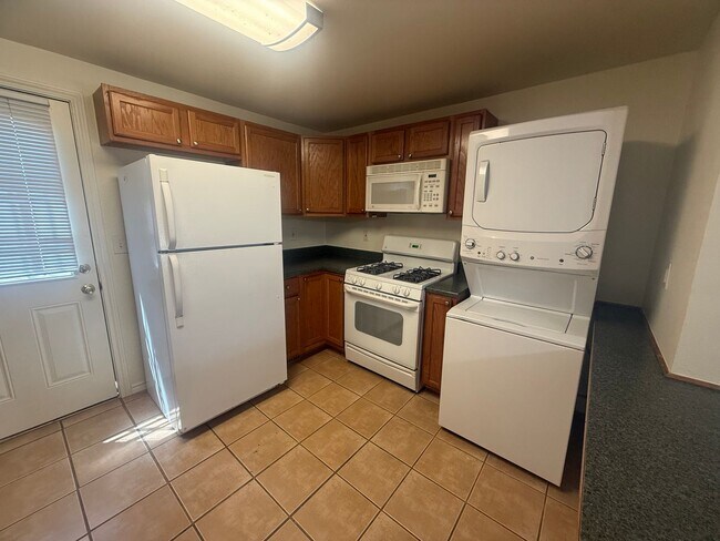 Building Photo - $0 DEPOSIT OPTION. CLASSIC CHARACTER MEETS COMFORT: 2-BED, 1-BATH IN AN INVITING TRIPLEX