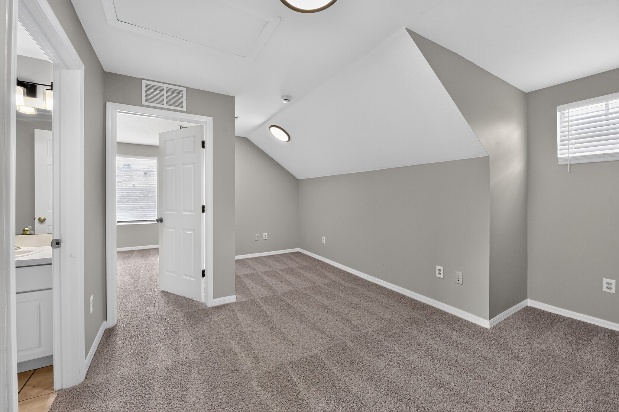 Building Photo - 6641 Cambridge Park Dr