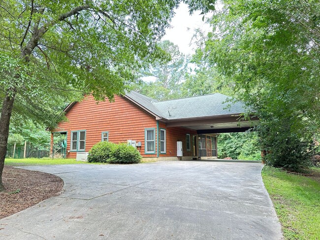 Building Photo - Charming 2 Bed, 2 Bath Custom Ranch on 5 P...