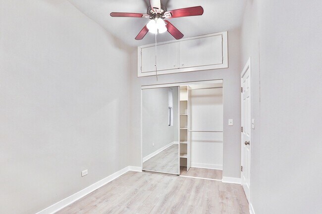 Building Photo - HUGE Condo Quality 4bed/2bath in Hot Wicker Park! Central Air! In-Unit Laundry! Deck! FREE Internet!