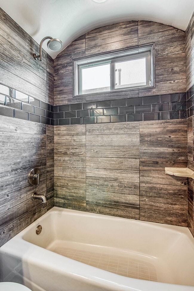 Building Photo - Beautiful Westside home with 3 bed-2 baths...