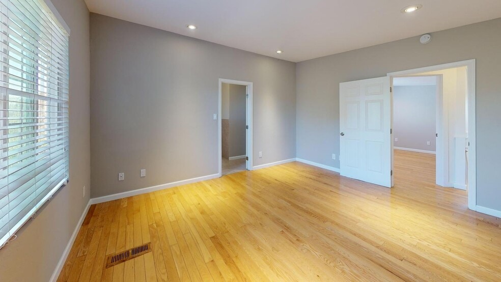 Building Photo - 710 Telford Ave