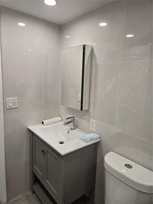 Building Photo - 3401 N Country Club Dr