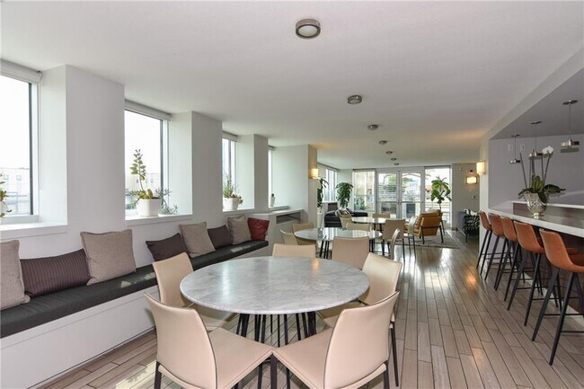 Building Photo - 300 Bowie St