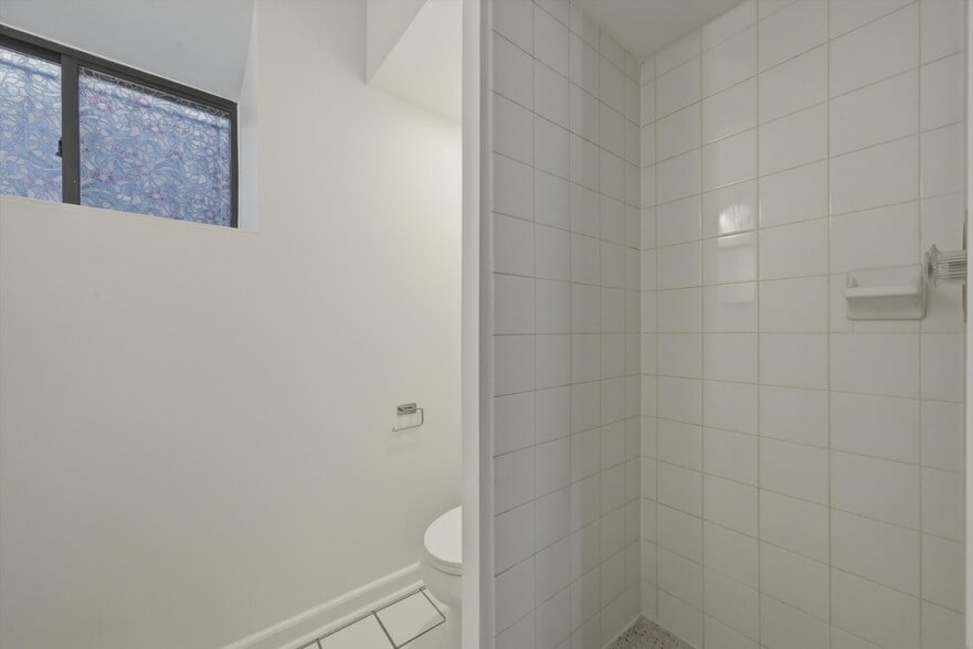 Building Photo - 4537 N Greenview Ave