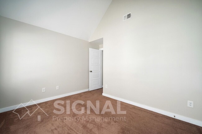 Building Photo - 215 Creek Run Way