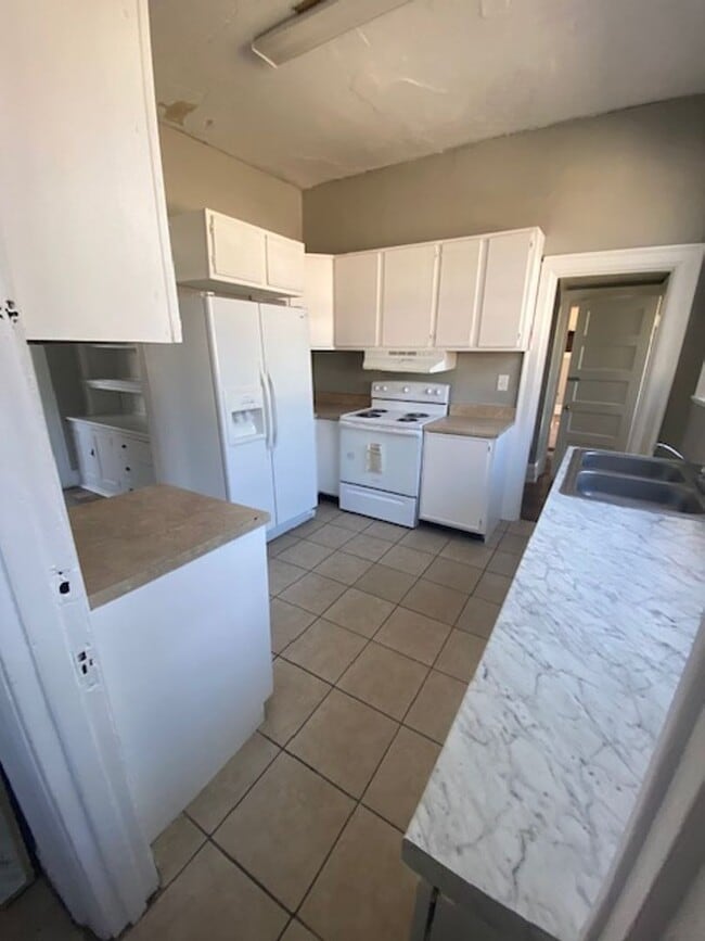 Building Photo - 4 bedroom 2.5 bath house with bonus room