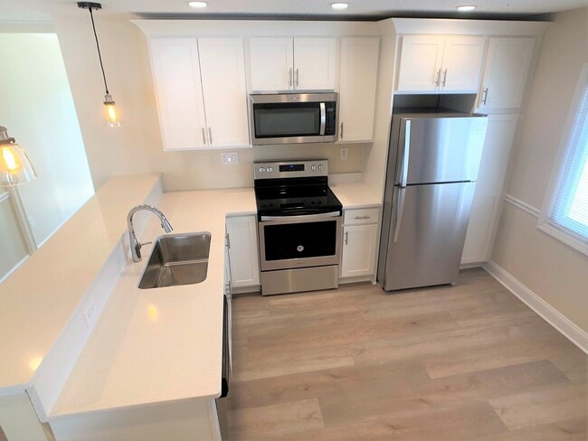 Building Photo - Large House with A/C, deck, updated kitchen, laundry, pet friendly September 1st