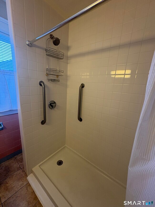 Building Photo - 119 Squire St